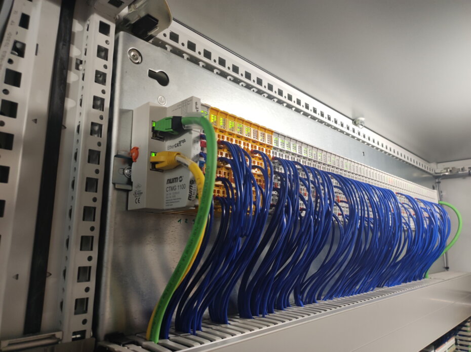 Verkabelte SPS-I/O-Baugruppen im Schaltschrank