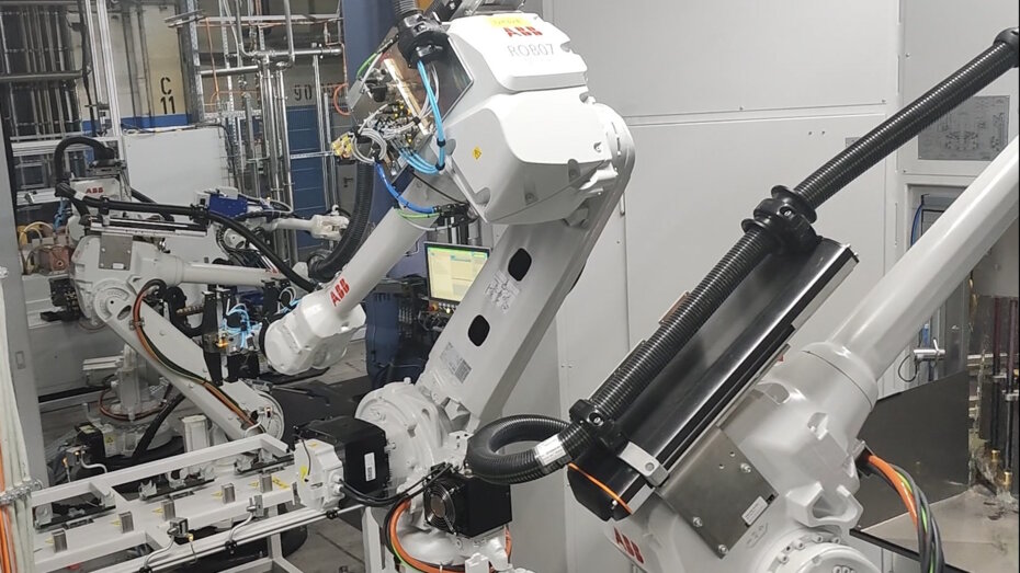 ABB-Industrieroboter in einer Fertigungszelle